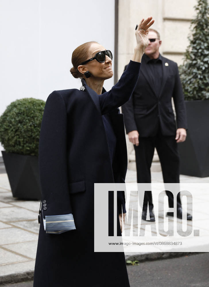 Céline Dion greets her fans in the rain as she leaves the Royal Monceau Hotel in Paris, before heading to the La Plénitude Arena in Paris La Défense to continue her concert series, October 7, 2026 Marc Ausset Lacroix Bestimage Celine Dion greets fans in the rain as she leaves the Royal Monceau Hotel in Paris, before heading to the La Plénitude Arena at Paris La Défense to continue her concert series on October 7, 2026 Paris, France