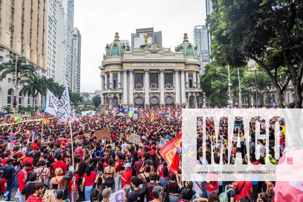 Rio de Janeiro, Brazil. October 7, 2026. March for Democracy: Students gather to protest the rise of the far right and march through the city center (Cinelo¢ndia) in support of President Lula s candidacy. Photo: . - ZUMAl255 20261007_zip_l255_006