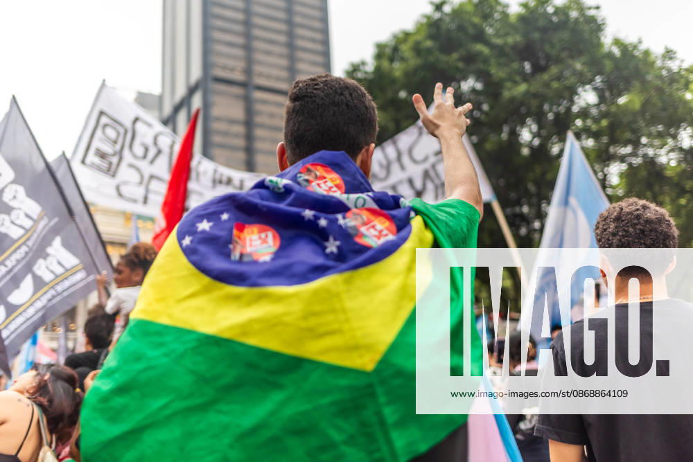 Rio de Janeiro, Brazil. October 7, 2026. March for Democracy: Students gather to protest the rise of the far right and march through the city center (Cinelo¢ndia) in support of President Lula s candidacy. Photo: . - ZUMAl255 20261007_zip_l255_019