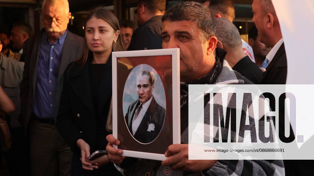 °Zmir, To¼rkiye: IZMIR, TURKEY, OCTOBER 7, 2026: Supporters of the opposition YENI Parti protest after Izmir Metropolitan Mayor Cemil Tugay joined President Recep Tayyip Erdogan s ruling AKP. Tugay was elected mayor as a CHP candidate in the 2024 local elections before leaving the party earlier this year. Protesters attempted to march toward Izmir City Hall carrying a black wreath, black carnations and a symbolic coffin while chanting for Tugay to resign. Police blocked parts of the march with barricades, riot police and water cannon vehicles, with protesters leaving flowers and the wreath near police barriers. °Zmir Türkiye - ZUMAq101 20261007_zna_q101_313