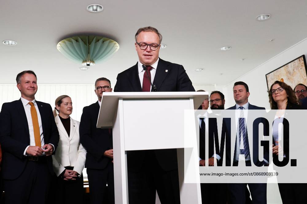 Thueringer Landtag - Statement Ministerpraesident Mario Voigt (CDU) 07.10.2026, Erfurt, Thueringer Landtag, Statement von Ministerpraesident Mario Voigt (CDU), er hat die Klage zurueckgezogen, er akzeptiert die Aberkennung seines Doktortitels - das Statement gibt er mit der geschlossenen Fraktion ab, die symbolisch hinter ihm steht