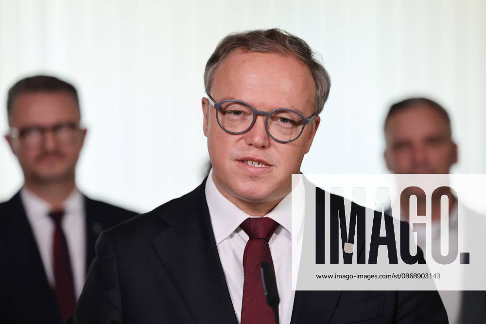 Thueringer Landtag - Statement Ministerpraesident Mario Voigt (CDU) 07.10.2026, Erfurt, Thueringer Landtag, Statement von Ministerpraesident Mario Voigt (CDU), er hat die Klage zurueckgezogen, er akzeptiert die Aberkennung seines Doktortitels - das Statement gibt er mit der geschlossenen Fraktion ab, die symbolisch hinter ihm steht