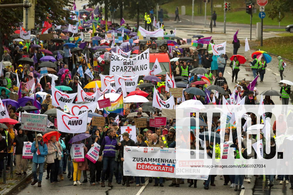 Sozialstaatsdemonstration in Kiel Unter dem Motto Demokratie sichern - Zusammenhalt stärken haben die Wohlfahrtsverbände in Kiel zur Demonstration aufgerufen. Etwa 5000 Teilnehmer zogen nach der Eröffnungskundgebung vom Kieler Rathausplatz über den Düsternbrooker Weg zum Kieler Landeshaus Kiel Düsternbrooker Weg Schleswig-Holstein Deutschland