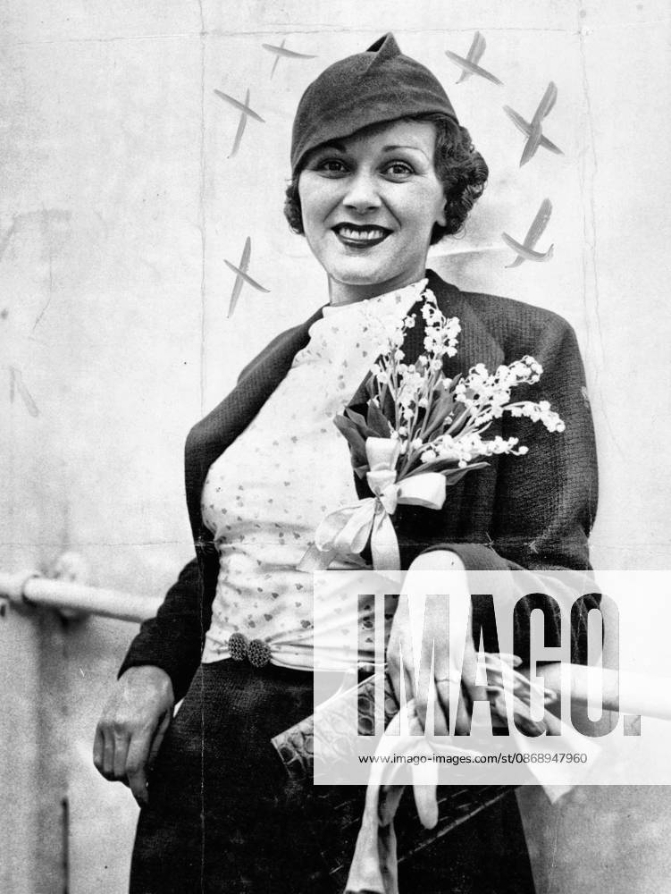 English Actress -- Benita A Hume, the English actress, who has been so Successful in American Films, snapped as she left New York for a London Holiday. October 2, 1933.