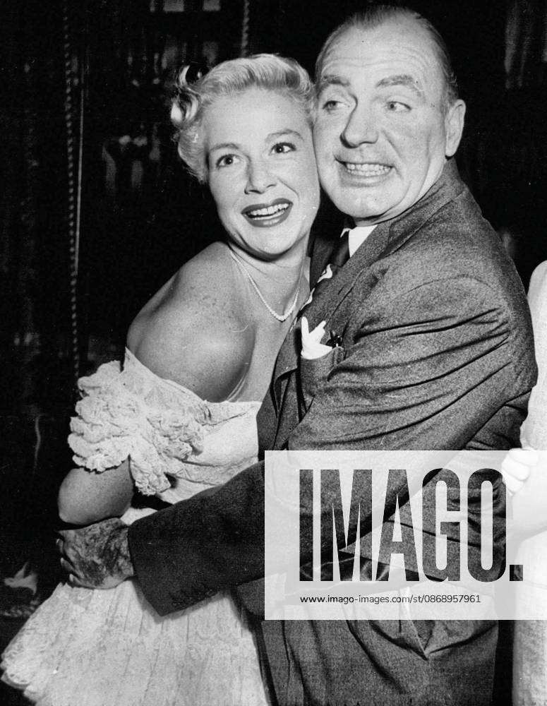 Hollywood close-up -- There s nothing stagay about this close-up of a Hollywood reunion, with film stars Pat O Brien and Betty Hutton playing the leading