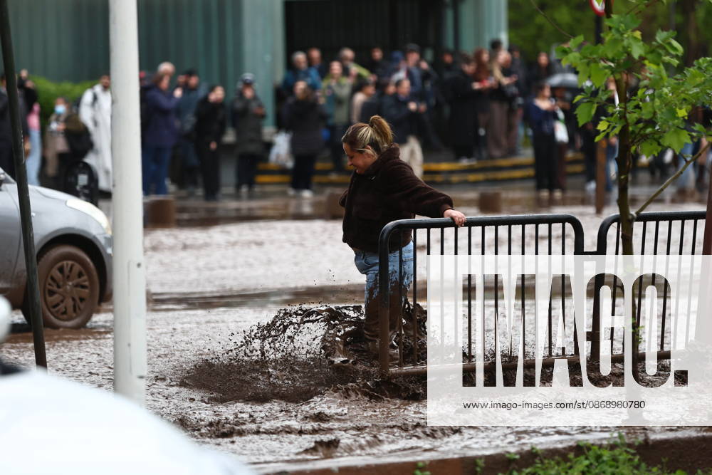 A mudslide is affecting the area from San Carlos de Apoquindo to Los Dominicos in the Las Condes district, causing widespread damage and sweeping away vehicles and people. Javier Salvo Aton, Chile, Aton 1197939