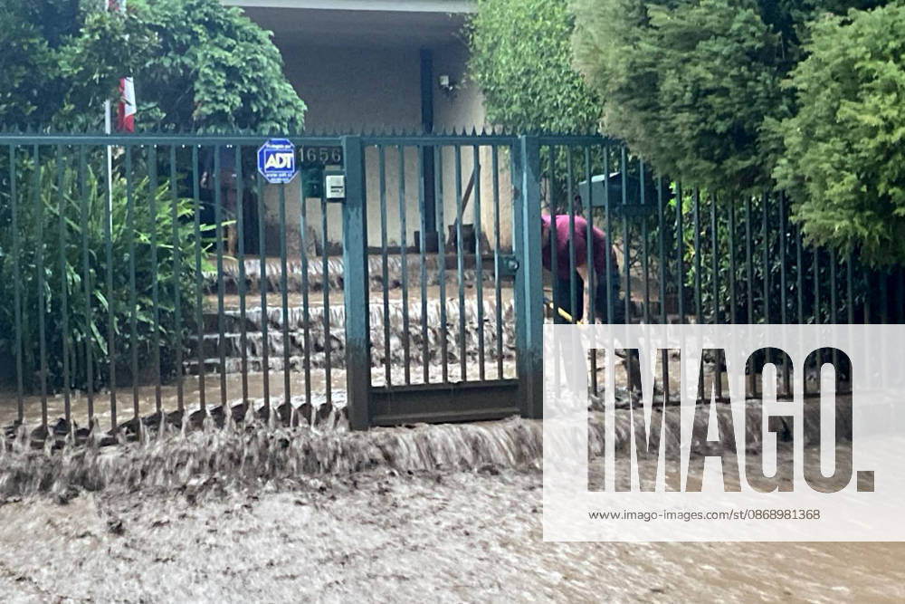 A mudslide is affecting the area from San Carlos de Apoquindo to Los Dominicos in the Las Condes district, causing widespread damage and sweeping away vehicles and people. Dragomir Yankovic, Aton Chile, Aton 1197953 jpeg