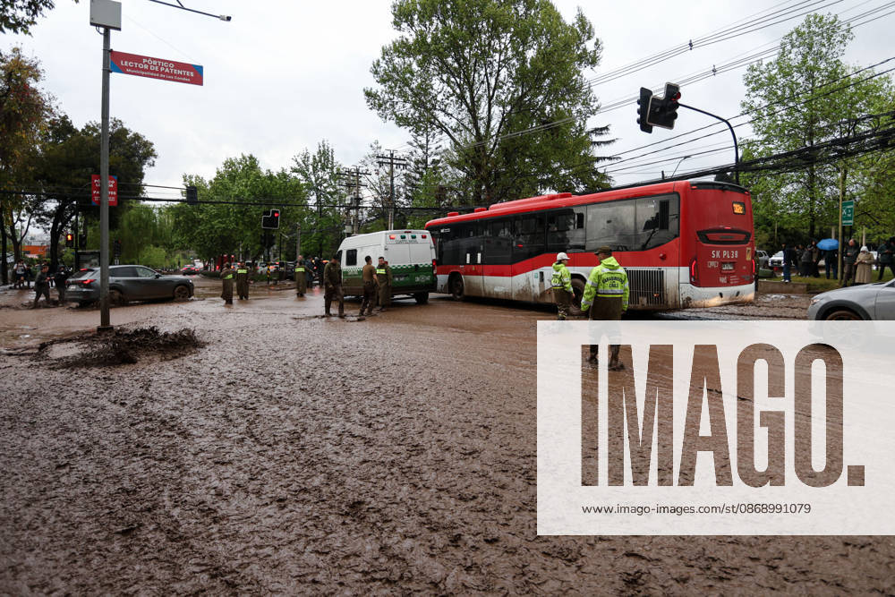 The overflowing of canals triggered a mudslide in the Las Condes district, sweeping away vehicles and leaving streets covered in mud after heavy rains hit Santiago. Santiago Chile - ZUMAu105 20261008_zip_u105_005