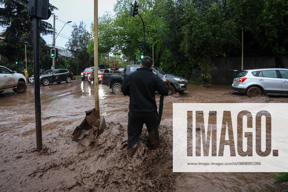 The overflowing of canals triggered a mudslide in the Las Condes district, sweeping away vehicles and leaving streets covered in mud after heavy rains hit Santiago. Santiago Chile - ZUMAu105 20261008_zip_u105_006