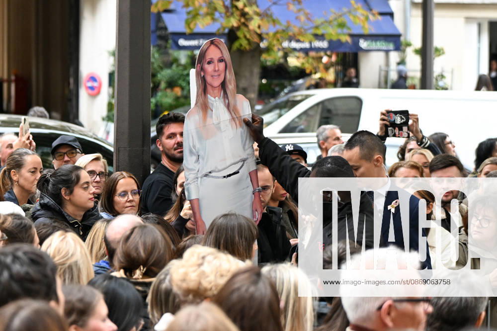 CELEBRITES : Celine Dion in Paris - 09 10 2026 Celine Dion spend time with fans before going to the venue, hotel Royal Monceau in Paris, France - Cà line Dion a passà un moment avec ses fans avant de se rendre sur les lieux, à l hà tel Royal Monceau à Paris, en France PARISFrance