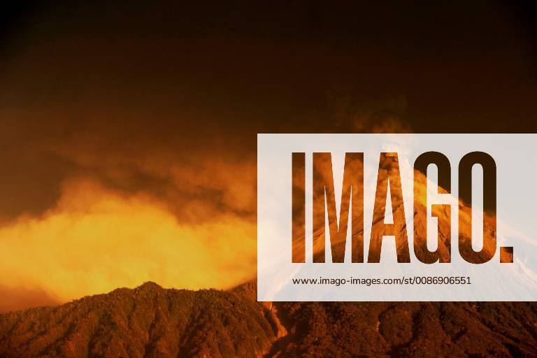 A view of the Fuego volcano eruption at sunrise, seen from El Rodeo, Escuintla, Guatemala, 19 November 2018. More than 2,000 people were evacuated from several villages due to the strong eruption that continues in the Fuego volcano, located 50 kilometers west of the Guatemalan capital, authorities said. The evacuations are carried out in a preventive way to avoid any misfortune due to the eruption of the volcano, the fifth recorded in the year, according to the National Coordinator for Disaster Reduction (Conred). Thousands of people evacuated due to strong Fuego volcano eruption !ACHTUNG: NUR REDAKTIONELLE NUTZUNG!