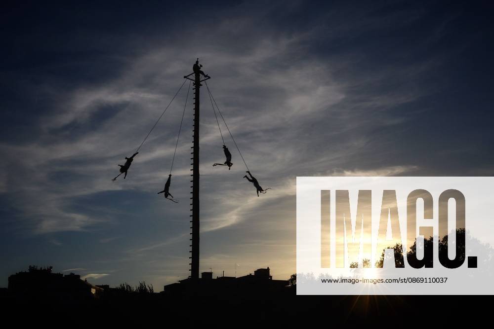 PAMPLONA, SPAIN - OCTOBER 9, 2026: The Voladores de Papantla perform their ceremonial descent from a high pole at Vuelta del Castillo during the 2026 Encuentros de Pamplona IruoÂ±eko Topaketak festival. Rooted in the Totonac culture of Veracruz, Mexico, the ritual brings together five men: four voladores descend tied to ropes while circling the pole, as a caporal remains at the top playing flute and drum. The ceremony symbolises respect for nature, spiritual harmony and the renewal of life, and is recognised by UNESCO as Intangible Cultural Heritage of Humanity. Pamplona Spain - ZUMAq101 20261009_zna_q101_141
