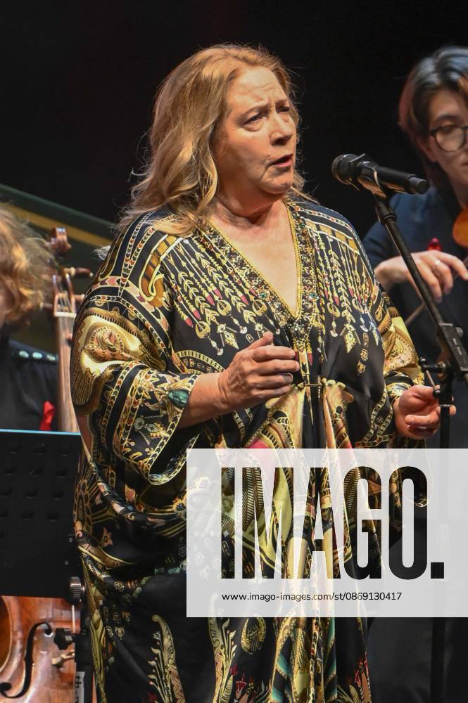 ABB HOPEGALA- Cathy Kelly singen auf der Buehne bei der Hope Gala 2026 im Schauspielhaus Dresden am 10.10.2026 in Dresden Sachsen Deutschland