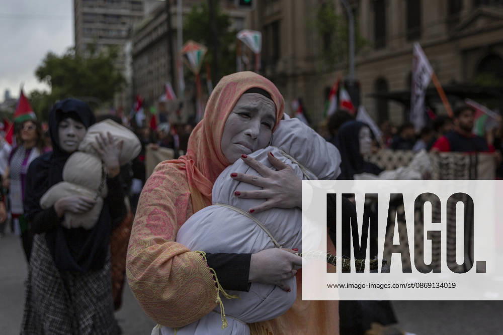 Persons demonstrate in solidarity with the Palestinian people in Santiago de Chile, on October 10, 2026. On the global day of action for Palestine. Santiago Chile