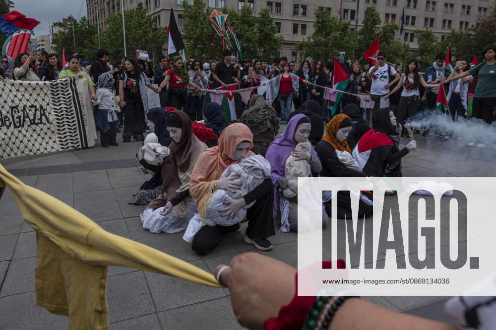 Persons demonstrate in solidarity with the Palestinian people in Santiago de Chile, on October 10, 2026. On the global day of action for Palestine. Santiago Chile