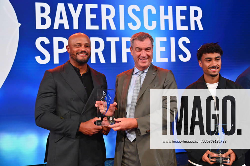 Trainer Vincent KOMPANY (Bayern Muenchen) mit dem Ehrenpreis des Bayerischen Mininsterpraesidenten Markus SOEDER,re:Nathaniel BROWN (Bayern Muenchen), Bayerischer Sportpreis 2026 in der BMW Welt, Roter Teppich,Red Carpet am 10.10.2026