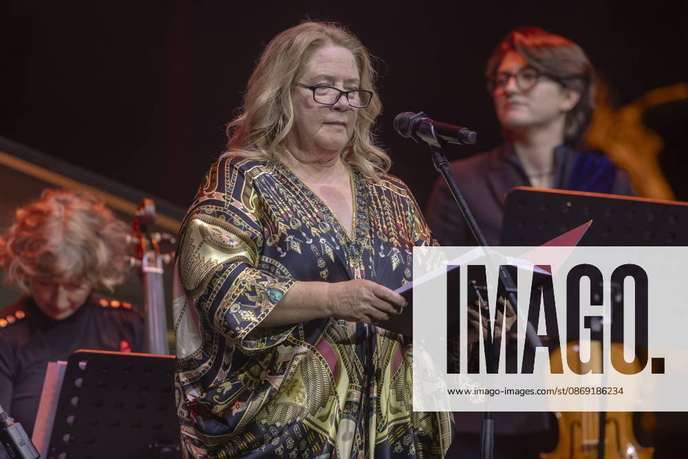 Auftritt von Kathy Kelly & Camerata Musikus(s) mit Milko Kersten während der 18. HOPE Gala im Schauspielhaus Dresden. Die HOPE-Gala Dresden ist eine Benefizveranstaltung, die das Kinderprojekt HOPE Cape Town in Südafrika in seinem Engagement für Gesundheit, Förderung und Bildung von Kindern und jungen Erwachsenen in den Townships rund um Kapstadt unterstützt.