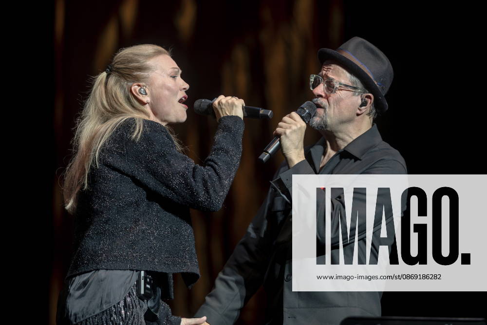Auftritt von Sängerin Anna Loos mit Jan Josef Liefers & Radio Doria während der 18. HOPE Gala im Schauspielhaus Dresden. Die HOPE-Gala Dresden ist eine Benefizveranstaltung, die das Kinderprojekt HOPE Cape Town in Südafrika in seinem Engagement für Gesundheit, Förderung und Bildung von Kindern und jungen Erwachsenen in den Townships rund um Kapstadt unterstützt.