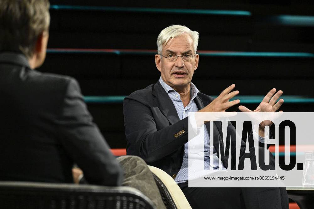 Markus Lanz (li.) mit Mathias Middelberg 10 26 her Markus Lanz (li.) und Mathias Middelberg am 7. Oktober 2026 in Markus Lanz , ZDF TV Fernsehen Talkshow Talk Show Deutschland deutsch deutscher Mann Männer Politik Politiker CDU german politician Italien italienisch italienischer italienisch-deutscher Moderator Fotografie Fotograf Journalist Journalismus Autor journalism german-italian presenter host photographer author quer halb sitzend sprechend zuhörend gestikulierend