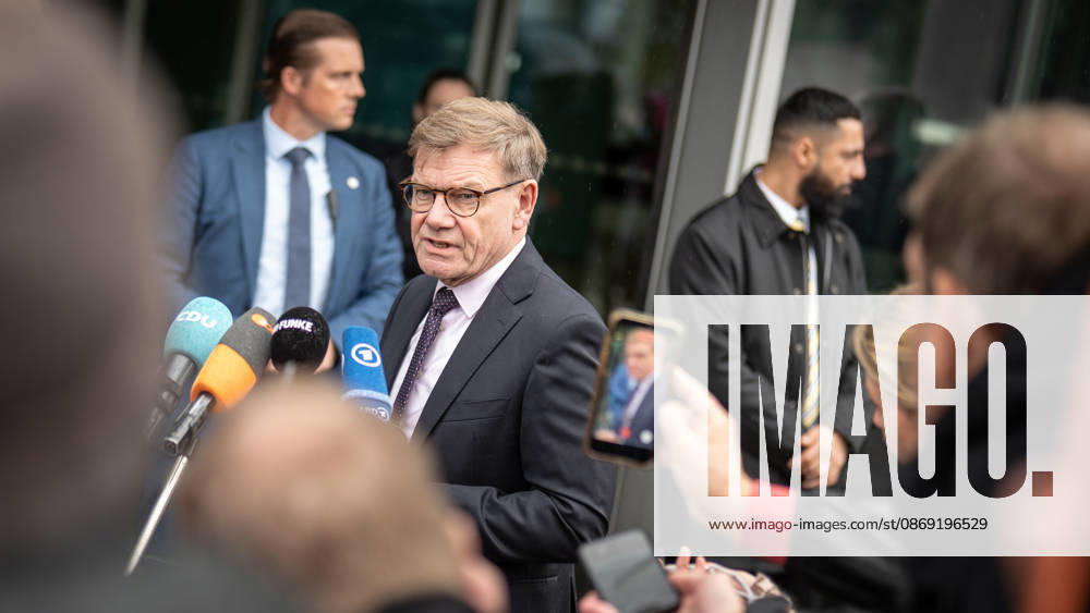 Johann Wadephul, Außenminister, gibt vor dem Konrad-Adenauer-Haus zu den aktuellen Entwicklungen in der Ukraine ein Statement ab;Präsidiumsklausurtagung der CDU Deutschlands in Berlin, Oktober 2026, Berlin Berlin Deutschland Konrad-Adenauer-Haus