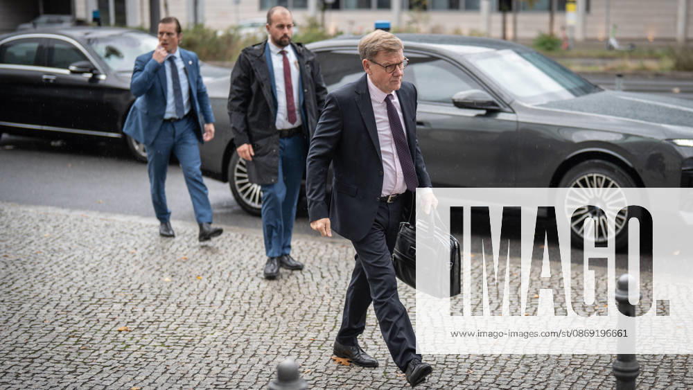 Johann Wadephul, Außenminister, bei seiner Ankunft mit Personenschutz;Präsidiumsklausurtagung der CDU Deutschlands in Berlin, Oktober 2026, Berlin Berlin Deutschland Konrad-Adenauer-Haus