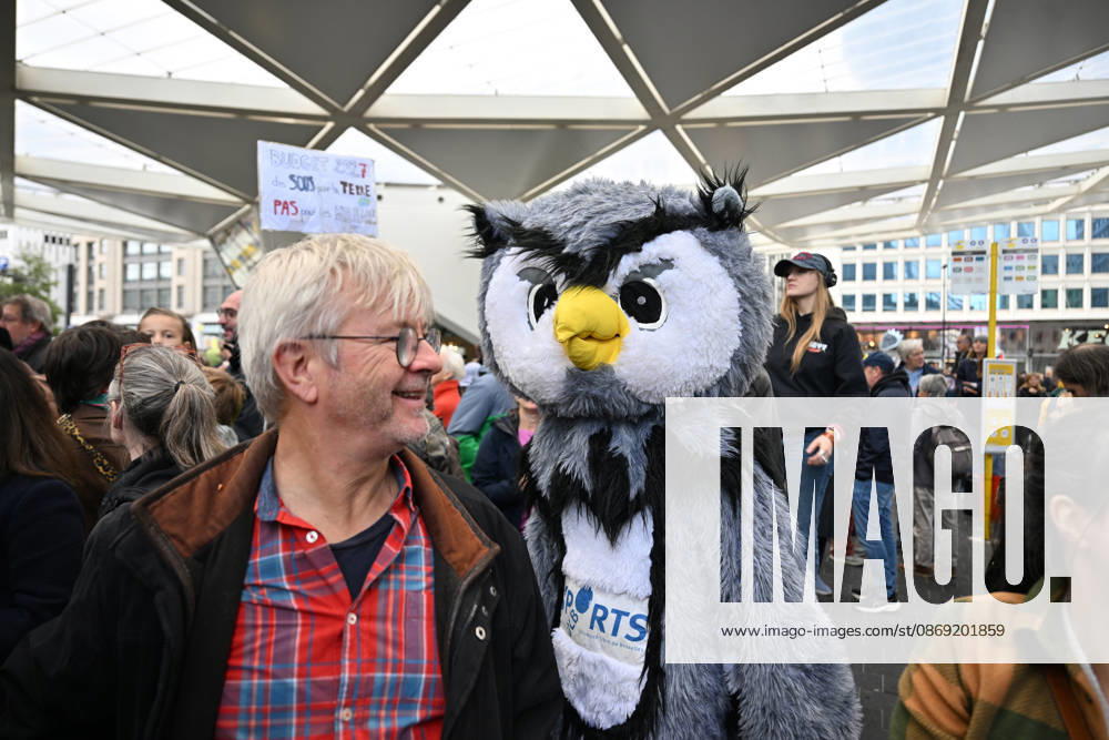Tens of thousands march in Brussels demanding stronger climate action BRUSSELS, BELGIUM - OCTOBER 11: Demonstrators hold climate-themed placards as tens of thousands of people march through Brussels calling for stronger action against climate change and reduced dependence on fossil fuels, on October 11, 2026 in Brussels, Belgium. The protest was organized by the Belgian Climate Coalition, which brings together around 100 civil society organizations. Participants marched along major roads toward Schuman Square, home to several European Union institutions, while protesting the government s climate policies. Dursun Aydemir Anadolu Brussels Belgium. Editorial use only. Please get in touch for any other usage.
