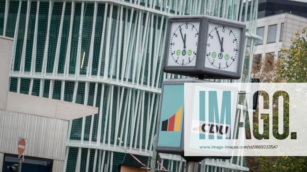 Die Uhr vor dem Konrad-Adenauer-Haus zeigt fünf vor zwölf kurz vor Beginn der Präsidiumsklausur;Präsidiumsklausurtagung der CDU Deutschlands in Berlin, Oktober 2026, Berlin Berlin Deutschland Konrad-Adenauer-Haus