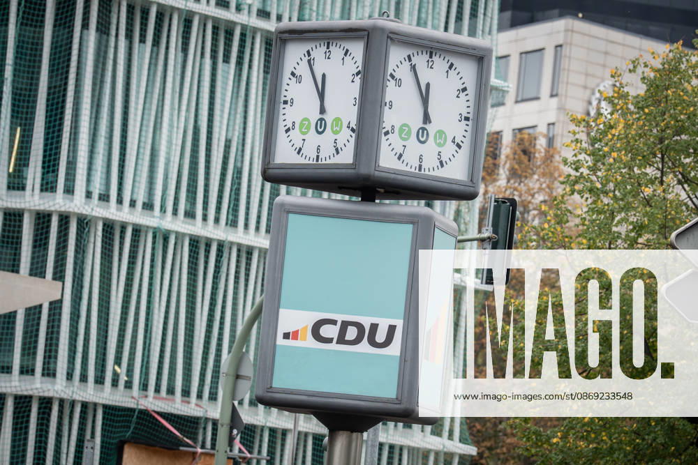 Die Uhr vor dem Konrad-Adenauer-Haus zeigt fünf vor zwölf kurz vor Beginn der Präsidiumsklausur;Präsidiumsklausurtagung der CDU Deutschlands in Berlin, Oktober 2026, Berlin Berlin Deutschland Konrad-Adenauer-Haus