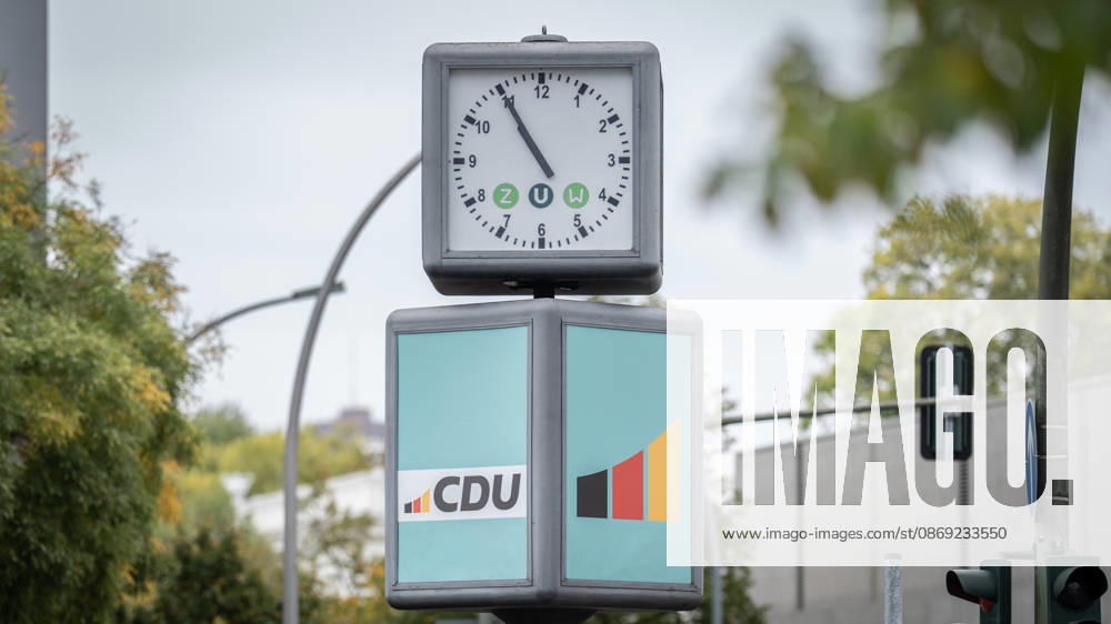 Die Uhr vor dem Konrad-Adenauer-Haus zeigt fünf vor zwölf kurz vor Beginn der Präsidiumsklausur;Präsidiumsklausurtagung der CDU Deutschlands in Berlin, Oktober 2026, Berlin Berlin Deutschland Konrad-Adenauer-Haus