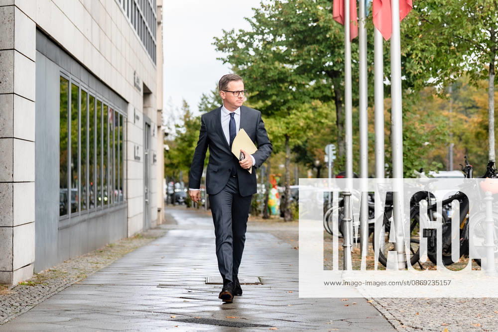 Carsten Linnemann, Bundesgesundheitsminister, bei seiner Ankunft am Konrad-Adenauer-Haus;Präsidiumsklausurtagung der CDU Deutschlands in Berlin, Oktober 2026, Berlin Berlin Deutschland Konrad-Adenauer-Haus