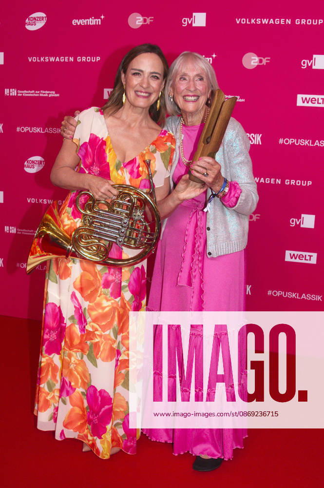 Sarah Willis mit Mutter bei der Verleihung des Opus Klassik 2026 im Konzerthaus am Gendarmenmarkt. Berlin