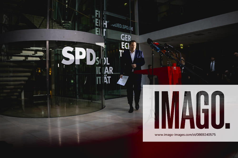 Lars Klingbeil, Vizekanzler, Bundesminister der Finanzen und Parteivorsitzender der SPD, spricht zu den Medien in Berlin, 12.10.2026. Die Pressekonferenz folgt auf den angekuendigten Ruecktritt von Baerbel Bas, Bundesministerin fuer Arbeit und Soziales, und der daraus resultierenden Praesidiumssitzung der SPD. Berlin Deutschland