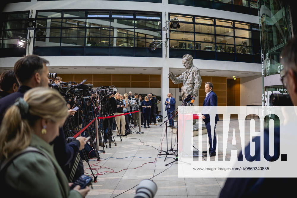 Lars Klingbeil, Vizekanzler, Bundesminister der Finanzen und Parteivorsitzender der SPD, spricht zu den Medien in Berlin, 12.10.2026. Die Pressekonferenz folgt auf den angekuendigten Ruecktritt von Baerbel Bas, Bundesministerin fuer Arbeit und Soziales, und der daraus resultierenden Praesidiumssitzung der SPD. Berlin Deutschland