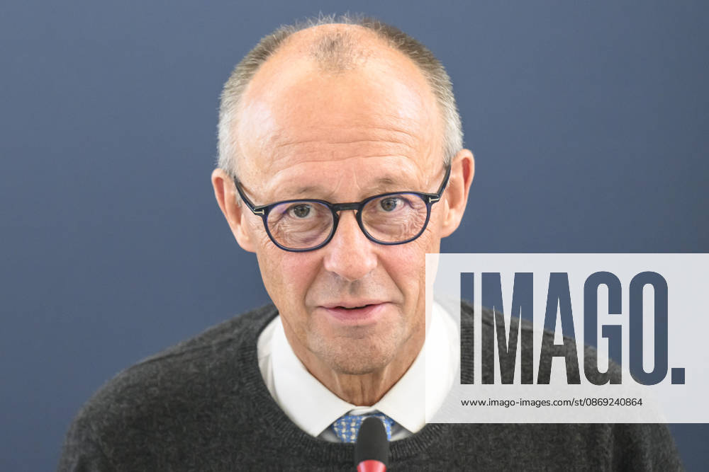 Im Bild v.l.: Friedrich Merz MdB, GER, Berlin, Bildtermin - vor der Bundesvorstandssitzung mit Bundeskanzler Friedrich Merz MdB, 12.10.2026,