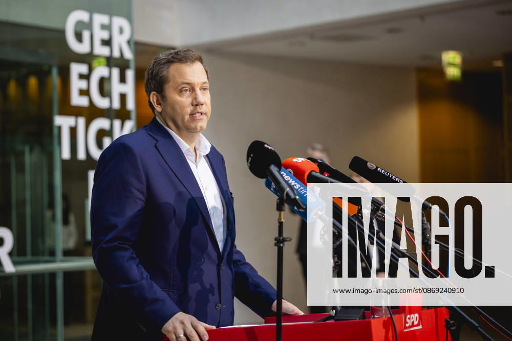 Lars Klingbeil, Vizekanzler, Bundesminister der Finanzen und Parteivorsitzender der SPD, spricht zu den Medien in Berlin, 12.10.2026. Die Pressekonferenz folgt auf den angekuendigten Ruecktritt von Baerbel Bas, Bundesministerin fuer Arbeit und Soziales, und der daraus resultierenden Praesidiumssitzung der SPD. Berlin Deutschland