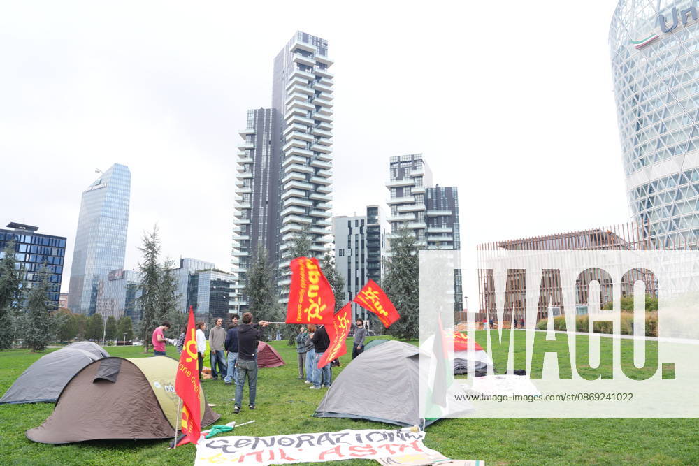 IPA89591417 - Milan, October 12, 2026: Tents at the Biblioteca degli Alberi: University students from the Unione degli Universitari (UDU) are camping out to protest the high cost of living and skyrocketing rents