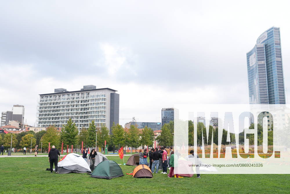 IPA89591464 - Milan, October 12, 2026: Tents at the Biblioteca degli Alberi: University students from the Unione degli Universitari (UDU) are camping out to protest the high cost of living and skyrocketing rents