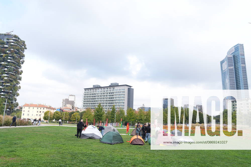 IPA89591470 - Milan, October 12, 2026: Tents at the Biblioteca degli Alberi: University students from the Unione degli Universitari (UDU) are camping out to protest the high cost of living and skyrocketing rents