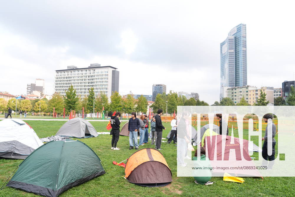IPA89591482 - Milan, October 12, 2026: Tents at the Biblioteca degli Alberi: University students from the Unione degli Universitari (UDU) are camping out to protest the high cost of living and skyrocketing rents