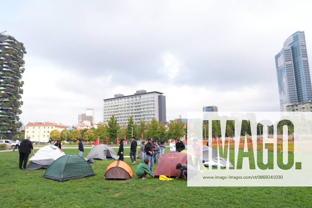 IPA89591492 - Milan, October 12, 2026: Tents at the Biblioteca degli Alberi: University students from the Unione degli Universitari (UDU) are camping out to protest the high cost of living and skyrocketing rents