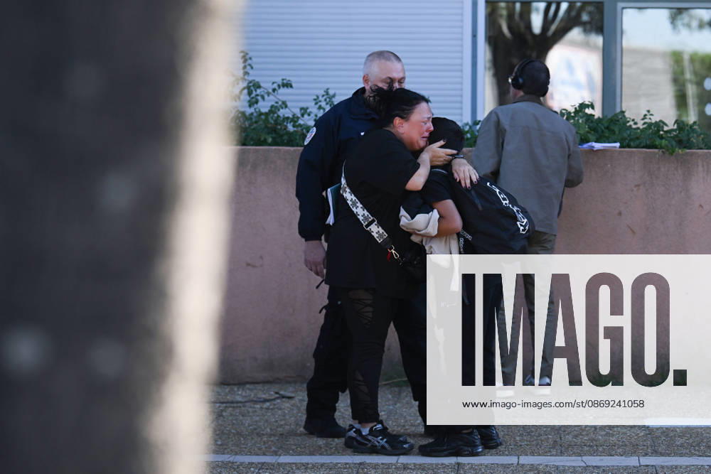 NEWS : Le principal d un college et une professeure blessàs par balle par un tir de fusil de chasse à Aubagne NEWS : Le principal du college Lakanal à Aubagne et une professeure blessàs par balle par un tir de fusil de chasse, le 12 octobre 2026. AubagneFrance