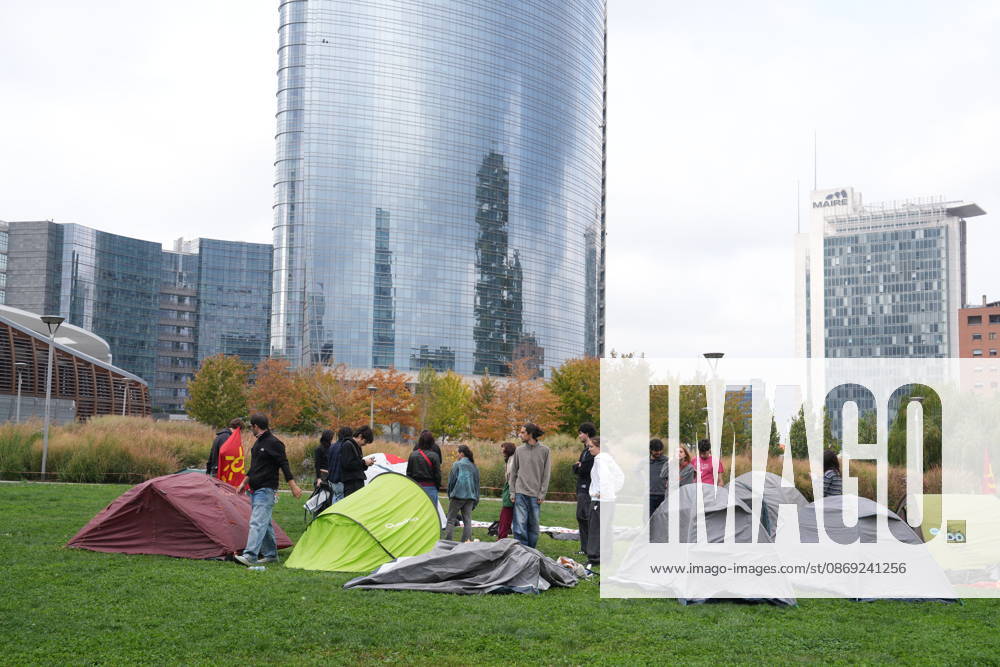 IPA89591437 - Milan, October 12, 2026: Tents at the Biblioteca degli Alberi: University students from the Unione degli Universitari (UDU) are camping out to protest the high cost of living and skyrocketing rents