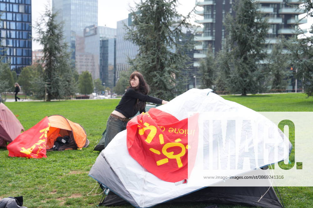 IPA89591493 - Milan, October 12, 2026: Tents at the Biblioteca degli Alberi: University students from the Unione degli Universitari (UDU) are camping out to protest the high cost of living and skyrocketing rents