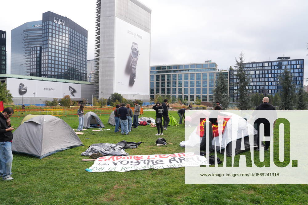 IPA89591494 - Milan, October 12, 2026: Tents at the Biblioteca degli Alberi: University students from the Unione degli Universitari (UDU) are camping out to protest the high cost of living and skyrocketing rents