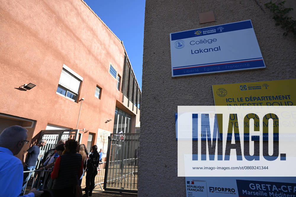 NEWS : Le principal d un college et une professeure blessàs par balle par un tir de fusil de chasse à Aubagne NEWS : Le principal du college Lakanal à Aubagne et une professeure blessàs par balle par un tir de fusil de chasse, le 12 octobre 2026. AubagneFrance