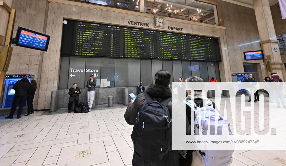 Public sector workers go on strike in Belgium BRUSSELS, BELGIUM - OCTOBER 12: Passengers look at the information board at the Brussels Central Station as public sector workers go on strike to protest the government s budget and austerity policies in Brussels, Belgium, on October 12, 2026. The strike disrupts railway services across the country and causes interruptions to public transportation. Dursun Aydemir Anadolu Brussels Belgium. Editorial use only. Please get in touch for any other usage.