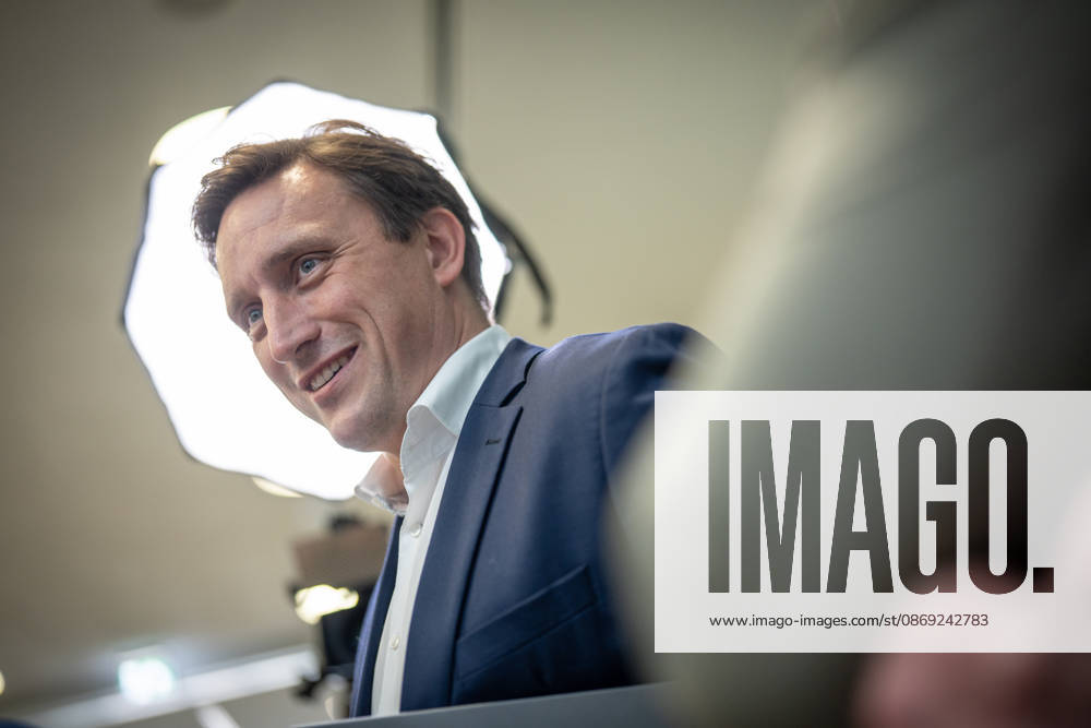 Sebastian Lechner, Landesvorsitzender CDU Niedersachsen, im Gespräch mit Journalisten im Konrad-Adenauer-Haus am Rande der Präsidiumsklausur;Präsidiumsklausurtagung der CDU Deutschlands in Berlin, Oktober 2026, Berlin Berlin Deutschland Konrad-Adenauer-Haus