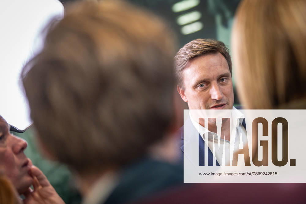 Sebastian Lechner, Landesvorsitzender CDU Niedersachsen, im Gespräch mit Journalisten im Konrad-Adenauer-Haus am Rande der Präsidiumsklausur;Präsidiumsklausurtagung der CDU Deutschlands in Berlin, Oktober 2026, Berlin Berlin Deutschland Konrad-Adenauer-Haus