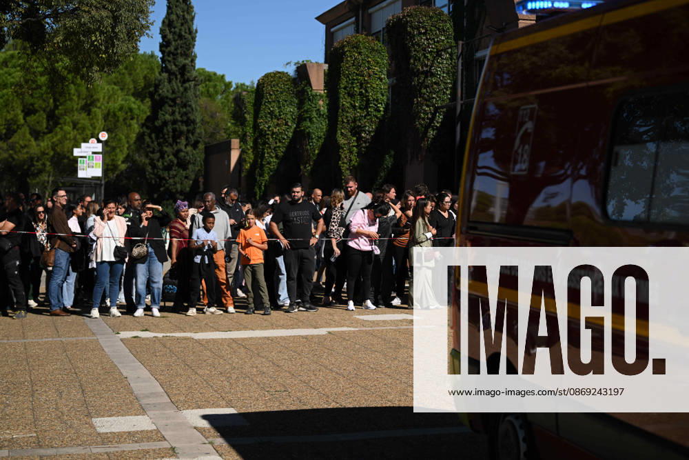NEWS : Le principal d un college et une professeure blessÃ s par balle par un tir de fusil de chasse Ã Aubagne Les familles des Ã leves attendent pour pouvoir rÃ cupÃ rer leurs enfants. Aubagne, le 12 octobre 2026. AubagneFrance
