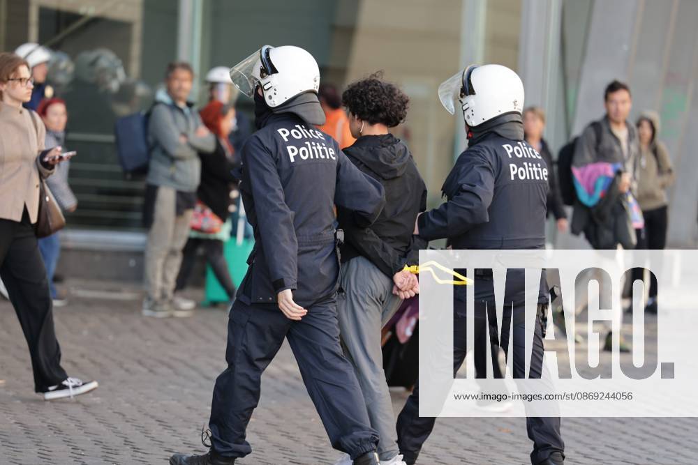 Police pictured during a riot outside the Gare du Midi-Zuid Station, in Brussels on Monday 12 October 2026, as a strike in the public services against the Federal Government s budgetary measures is organised by the trade unions. NICOLASxMAETERLINCK 189546750
